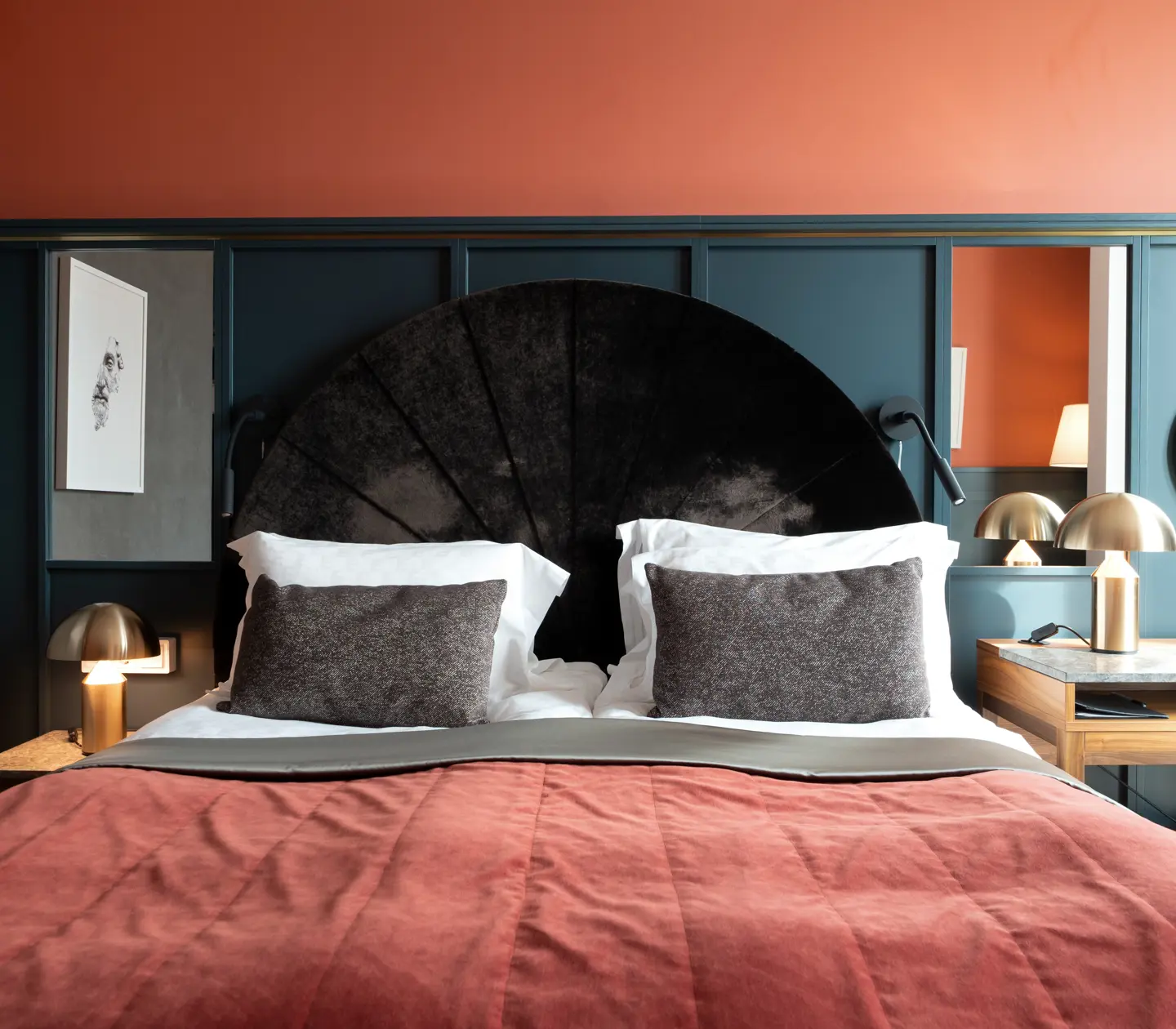 Mysigt hotellrum med säng, speglar och skrivbord