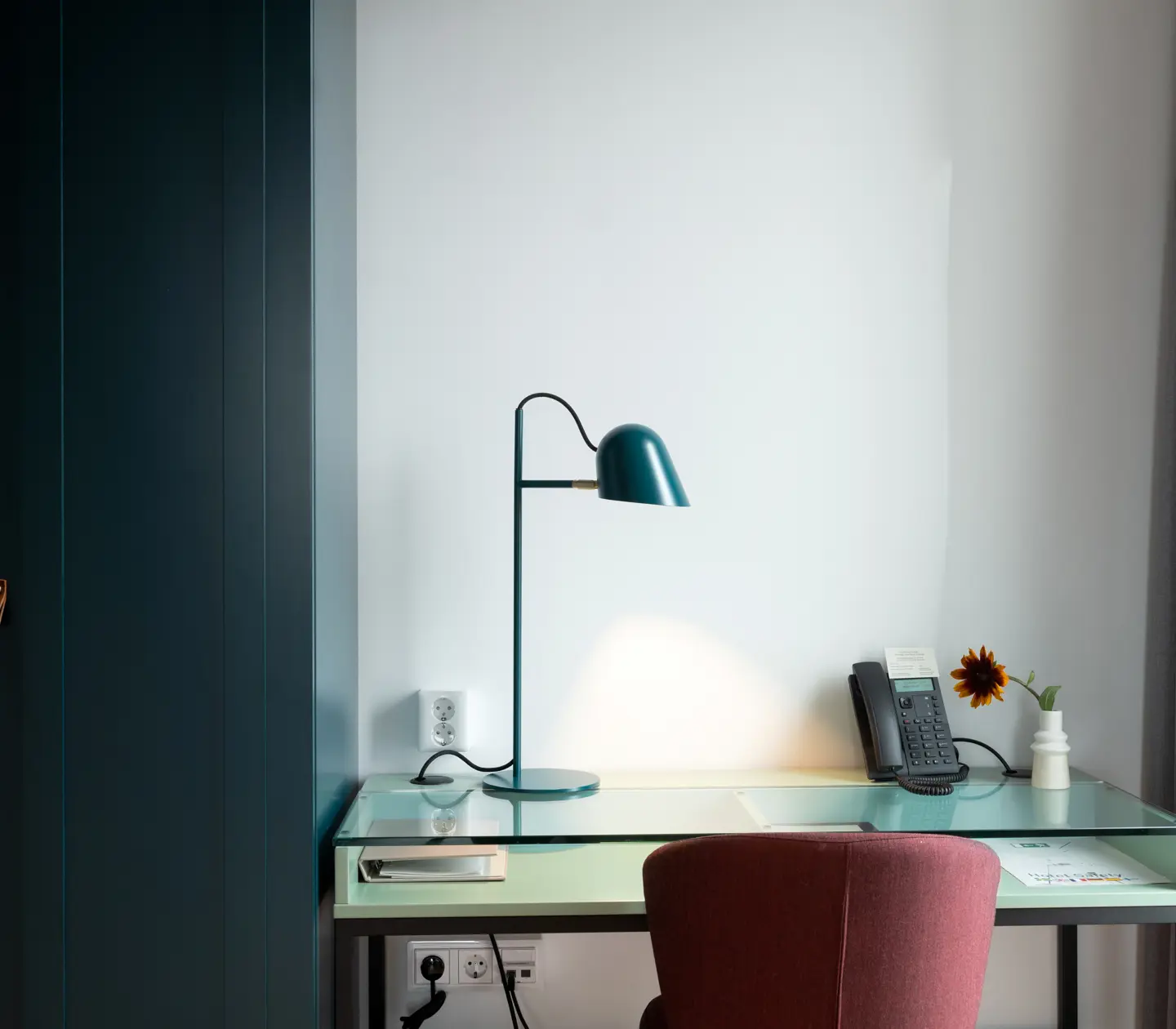 Ljus svit med skrivbord, garderob och bordslampa