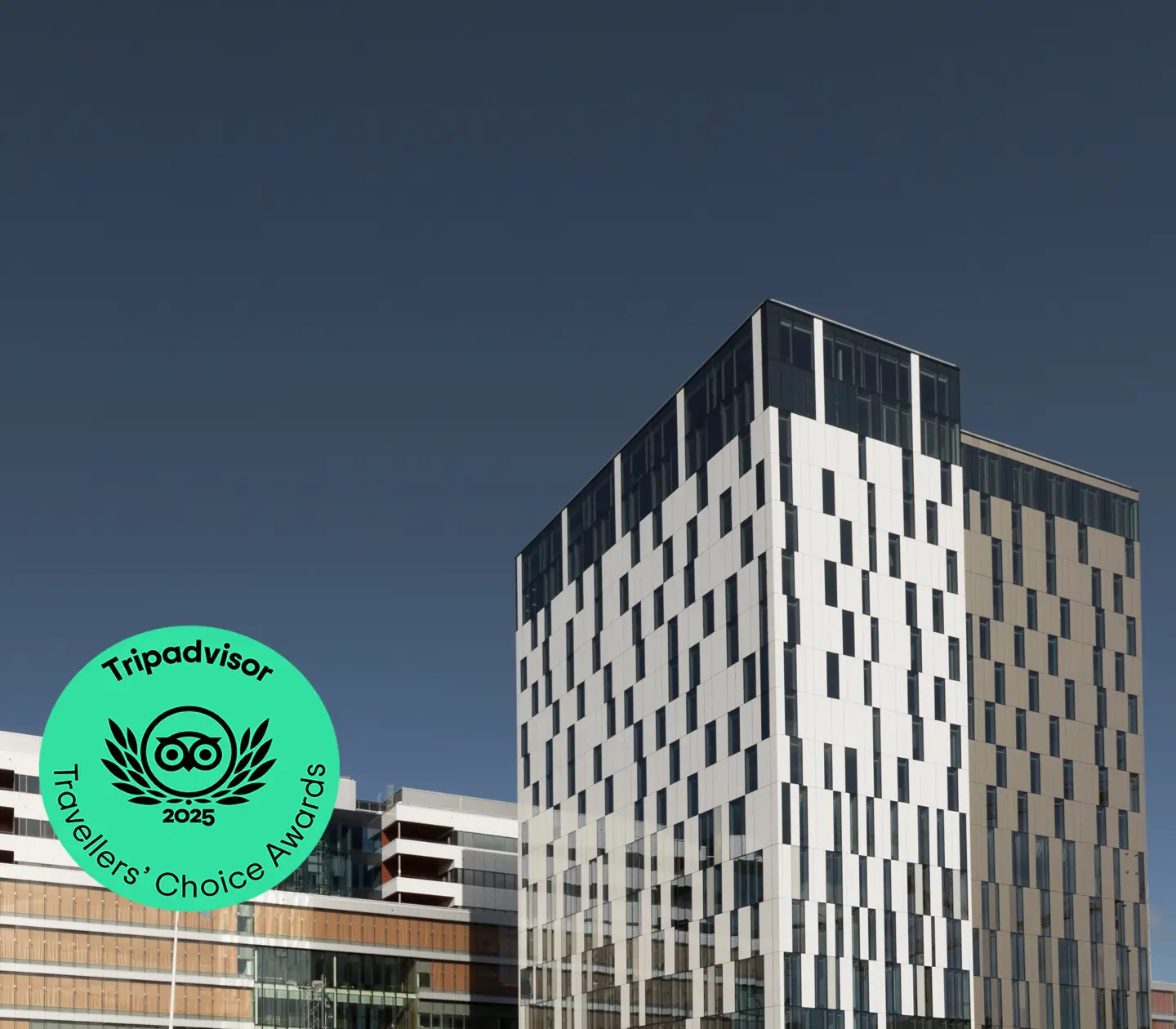 Den svartvita höga fasaden av Elite Hotel Carolina Tower i Stockholm