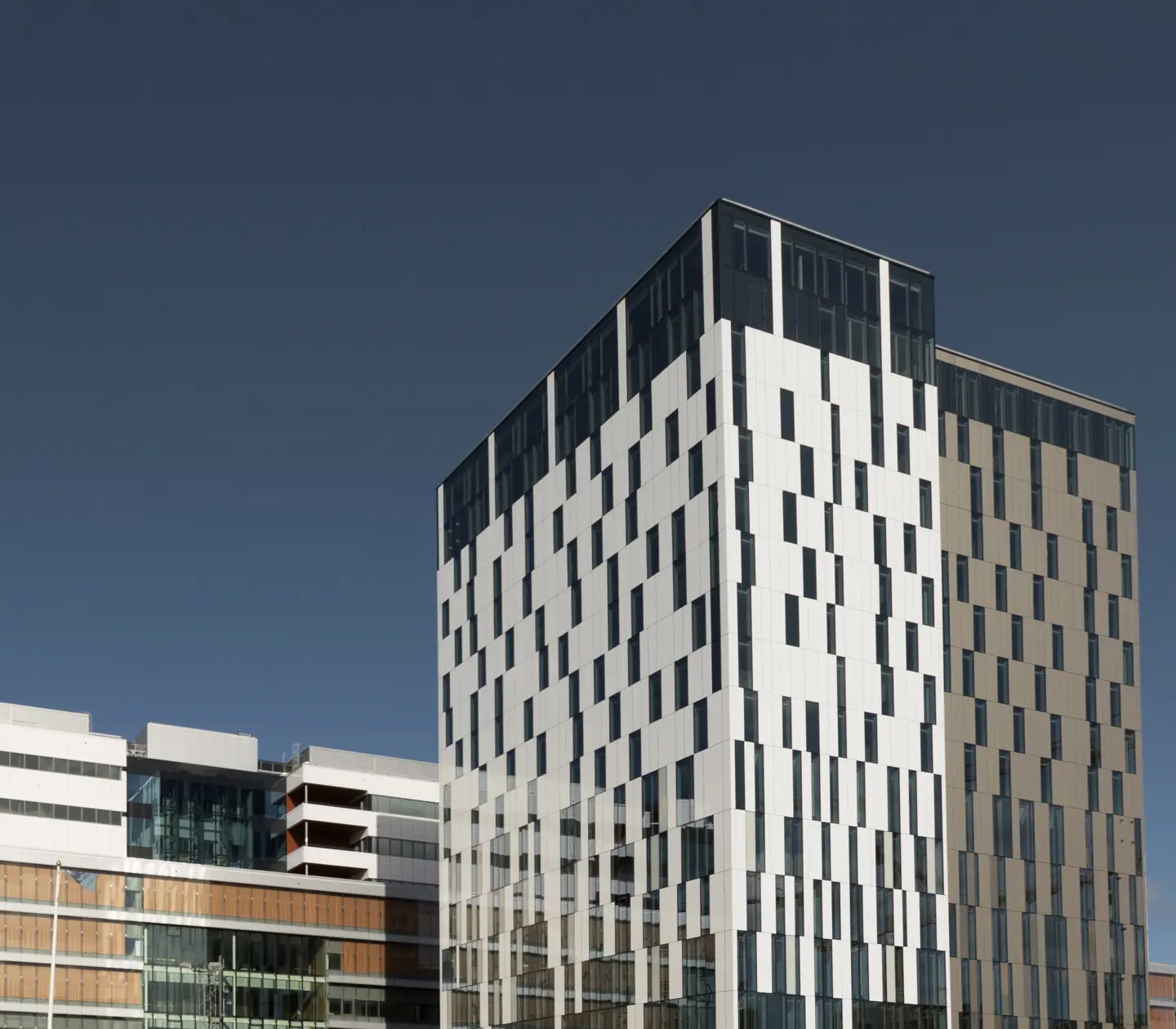 Den svartvita höga fasaden av Elite Hotel Carolina Tower i Stockholm