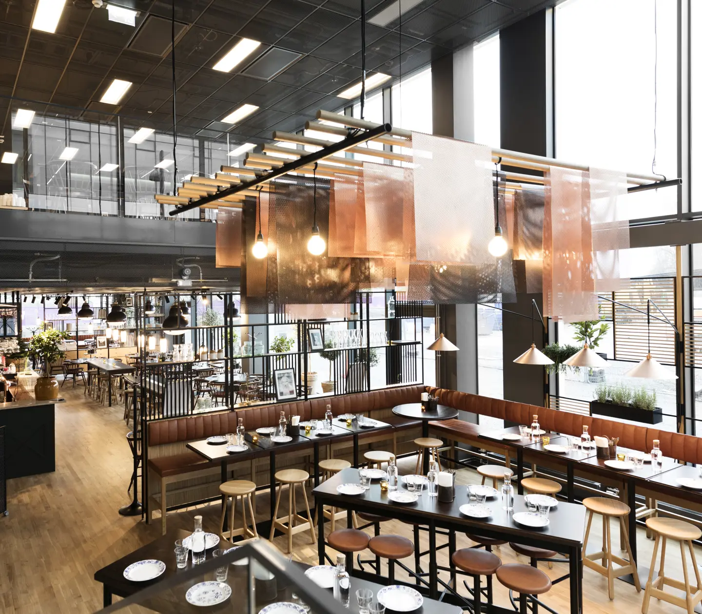 Matsal med bar, barstolar och taklampa