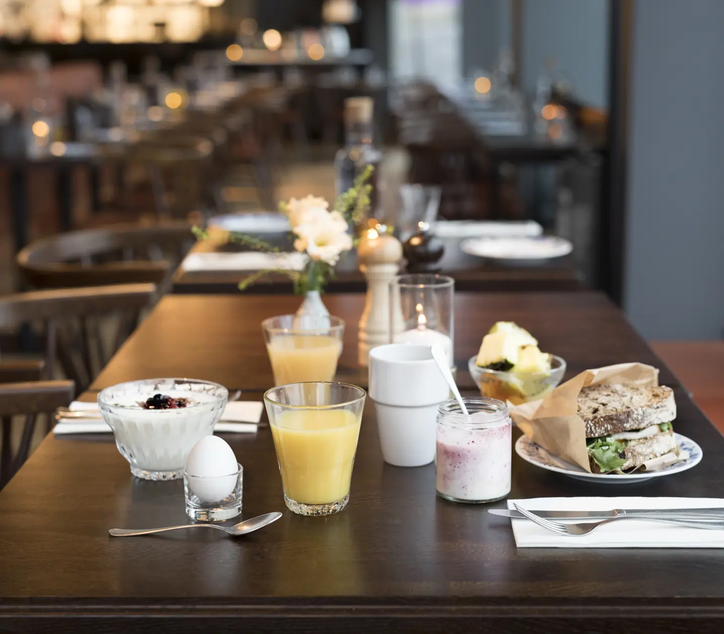 Frukost serverad på bord med fler matgrupper i bakgrund