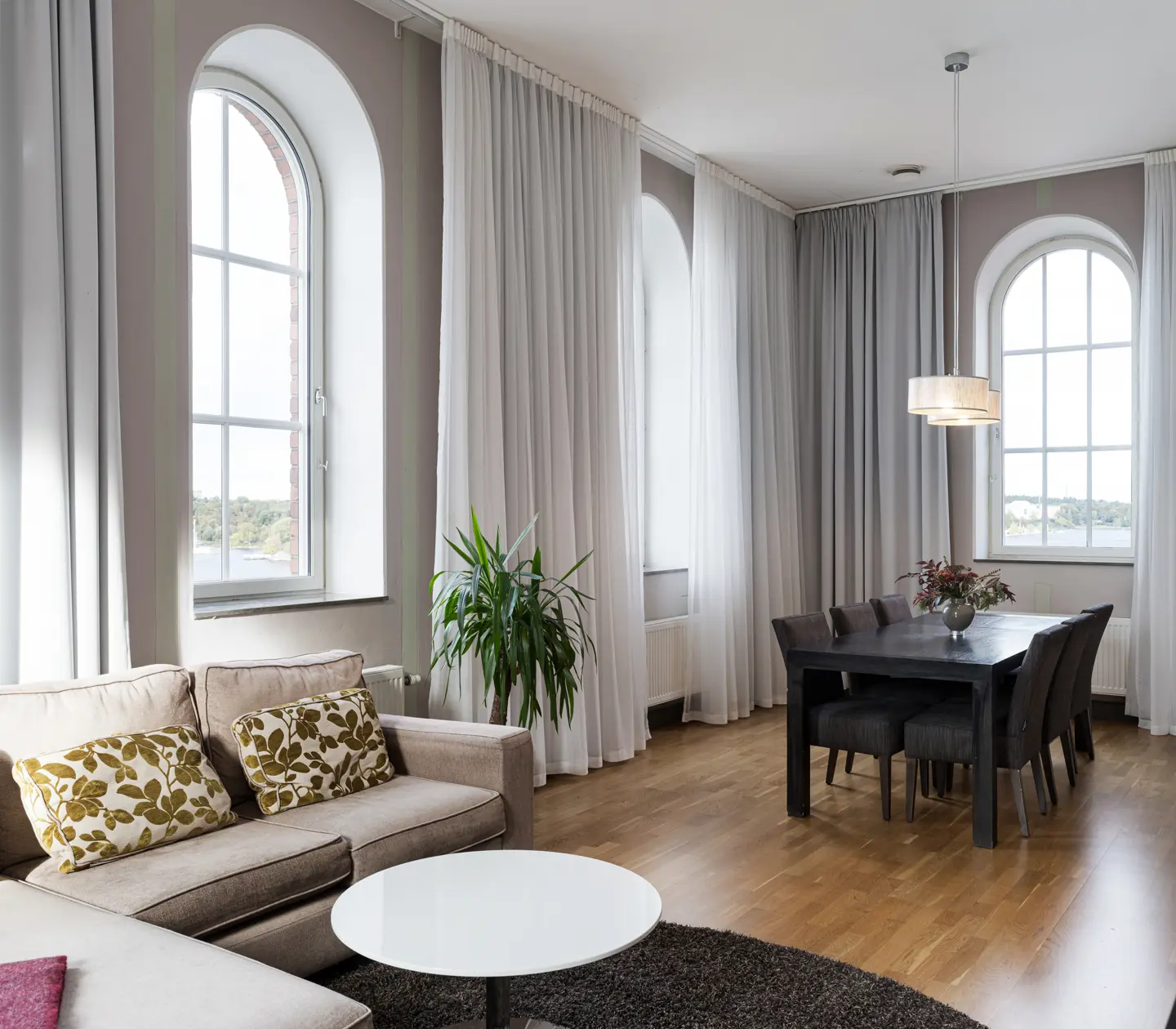 Fint ljusinsläpp från fönstren i stort hotellrum