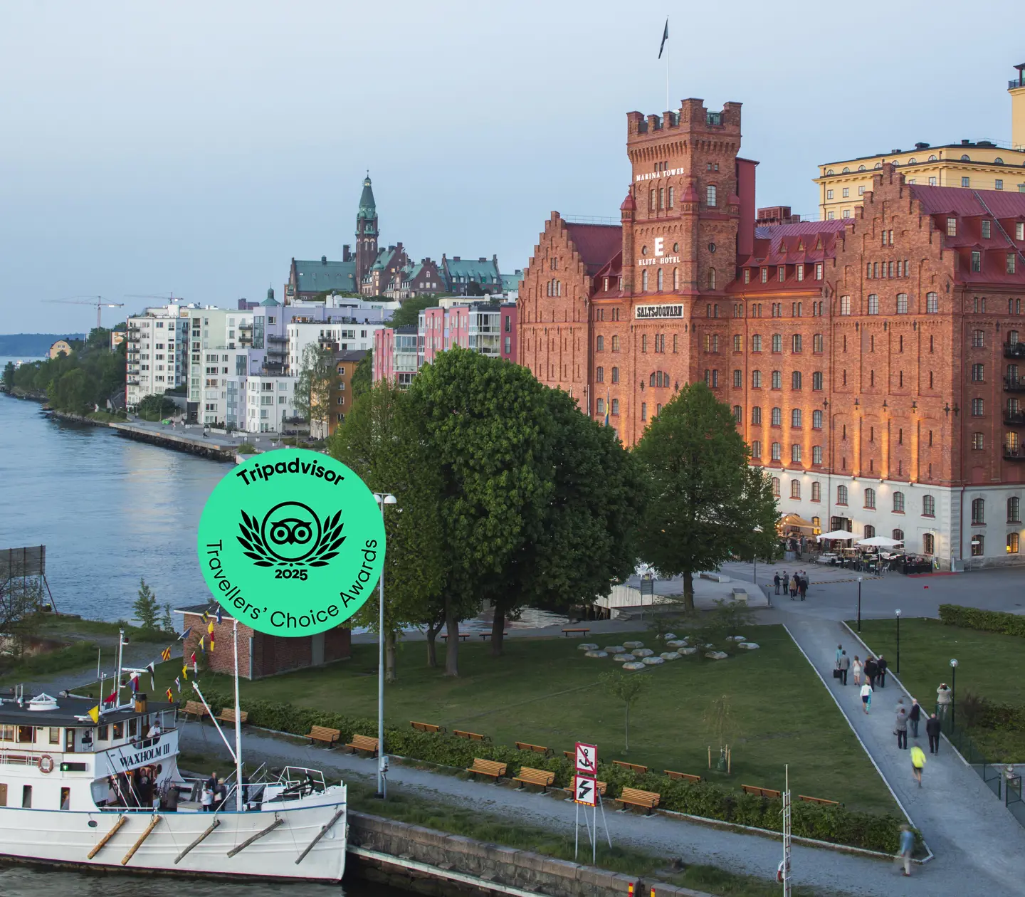 Pampiga kvarnbyggnaden av Elite Hotel Marina Tower med vattnet framför