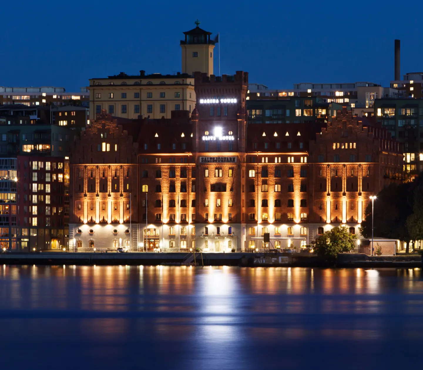 Pampiga kvarnbyggnaden av Elite Hotel Marina Tower i skymning