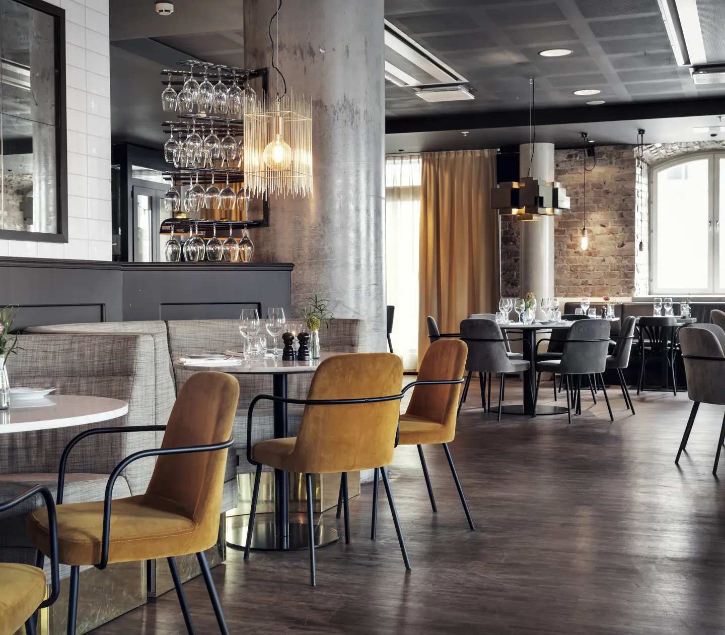 Restaurangmiljö med matgrupper, glas och stort fönster