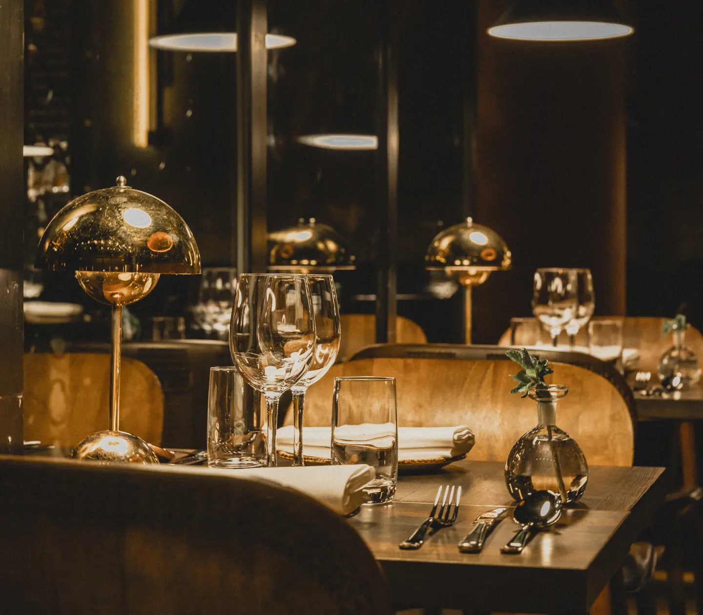 Mysig restaurangmiljö med dukat bord och liten bordslampa