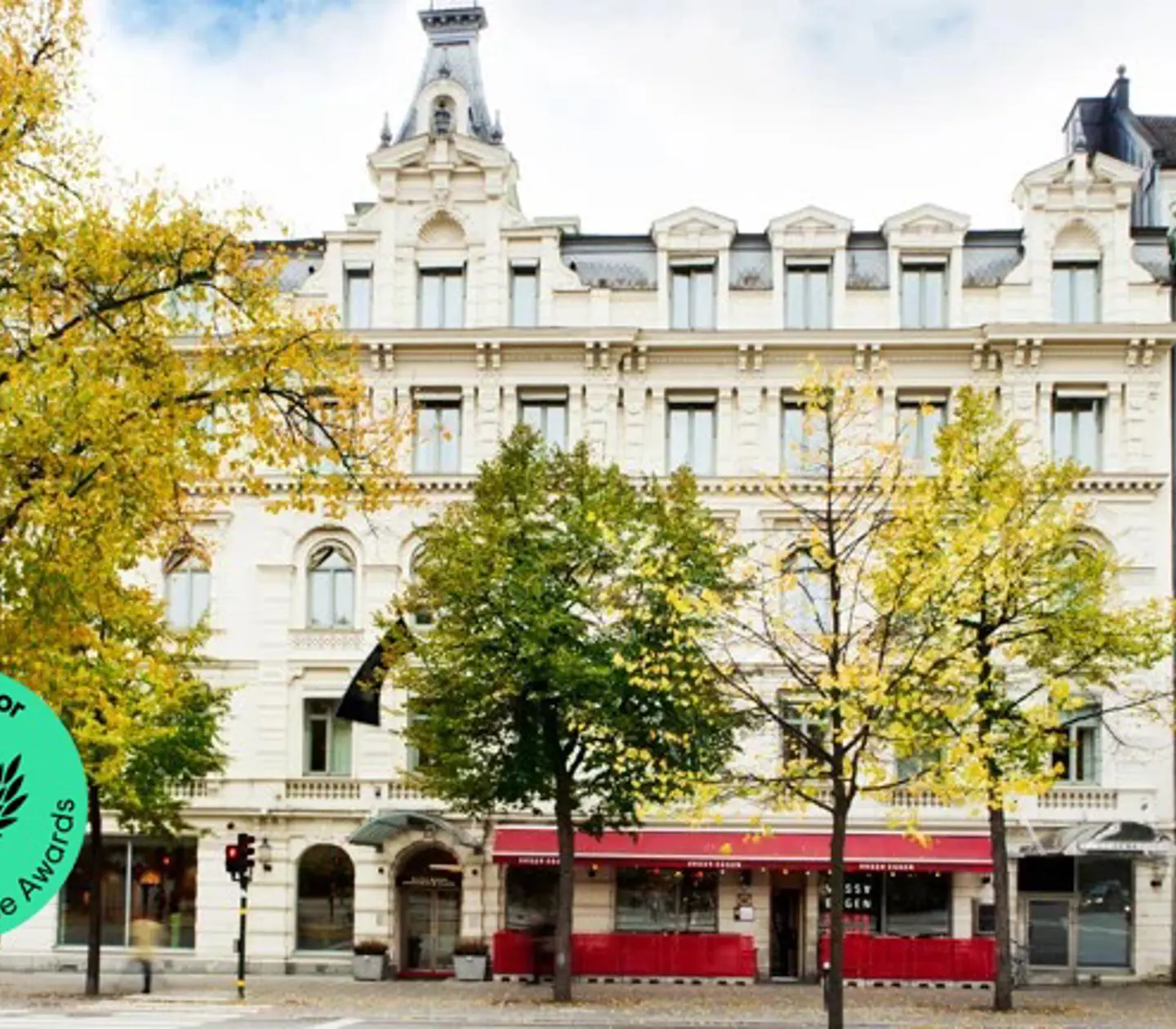 Elite Hotel Stockholm Plazas fasad med grönskande träd utanför