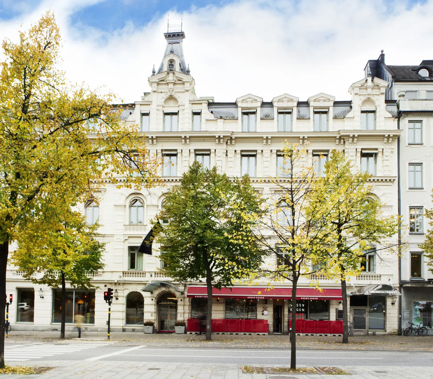 Elite Hotel Stockholm Plazas fasad med grönskande träd utanför