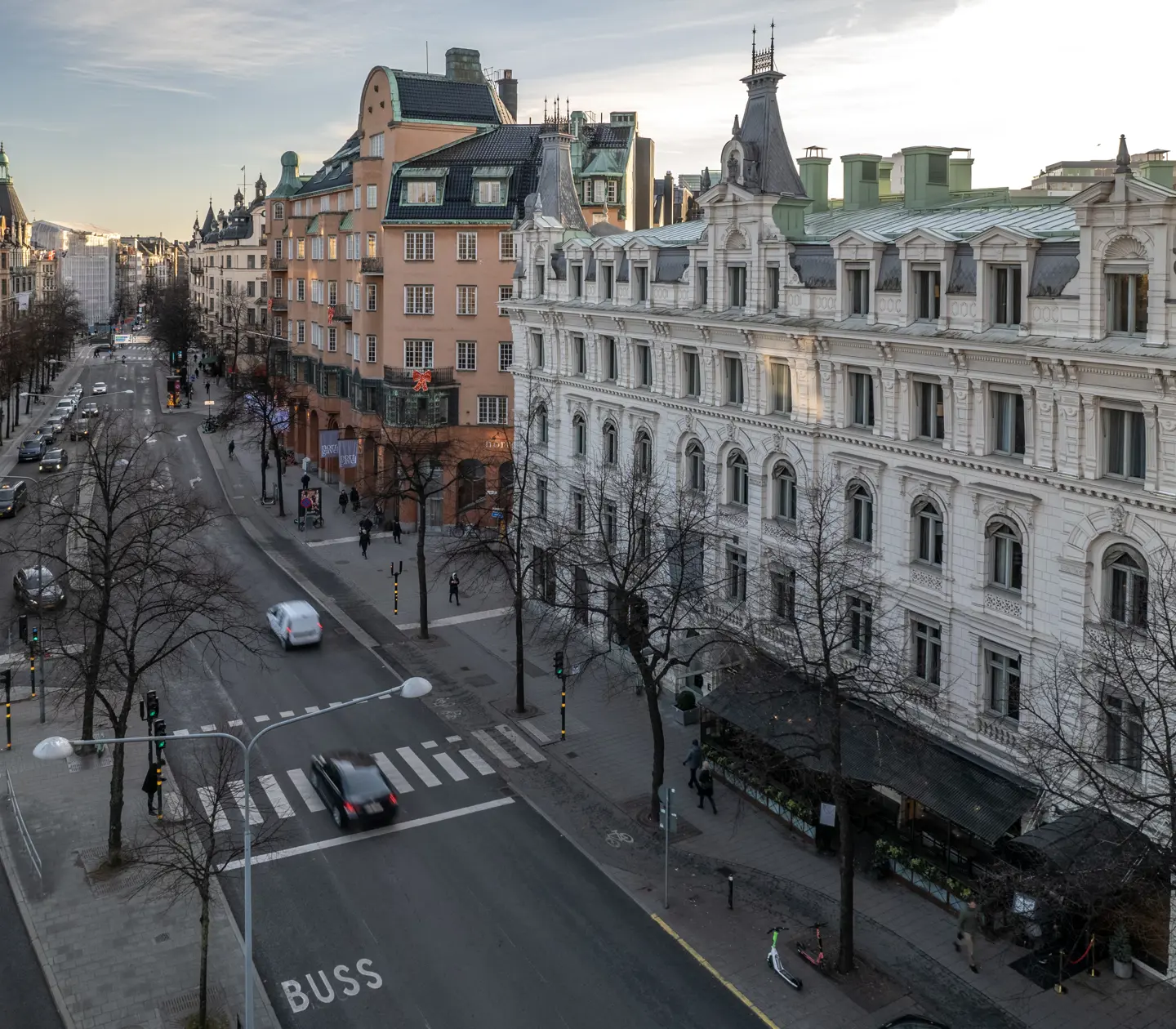 Den vita fasaden av Elite Hotel Stockholm Plaza fotad uppifrån med Birger Jarlsgatan utanför