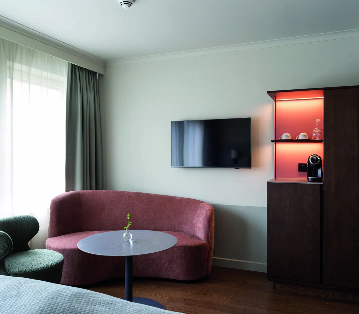 En sittgrupp i ett trevligt inrett hotellrum