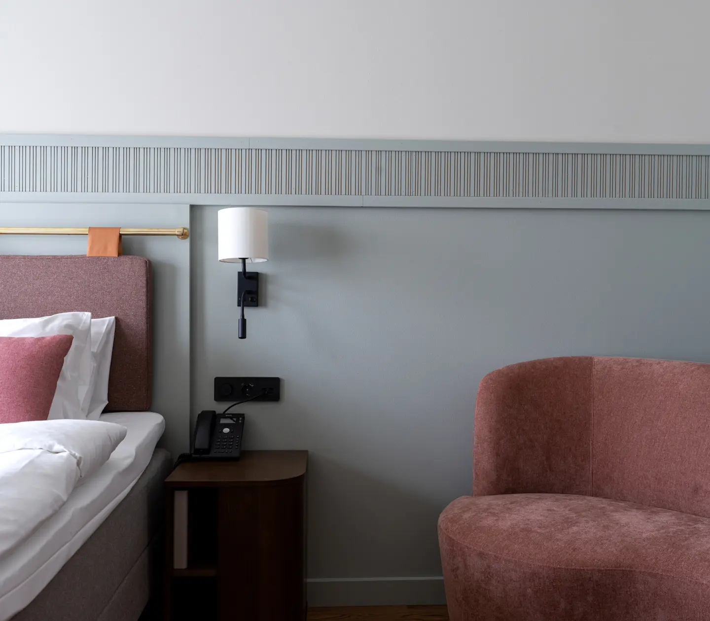Säng och soffa i ett hotellrum