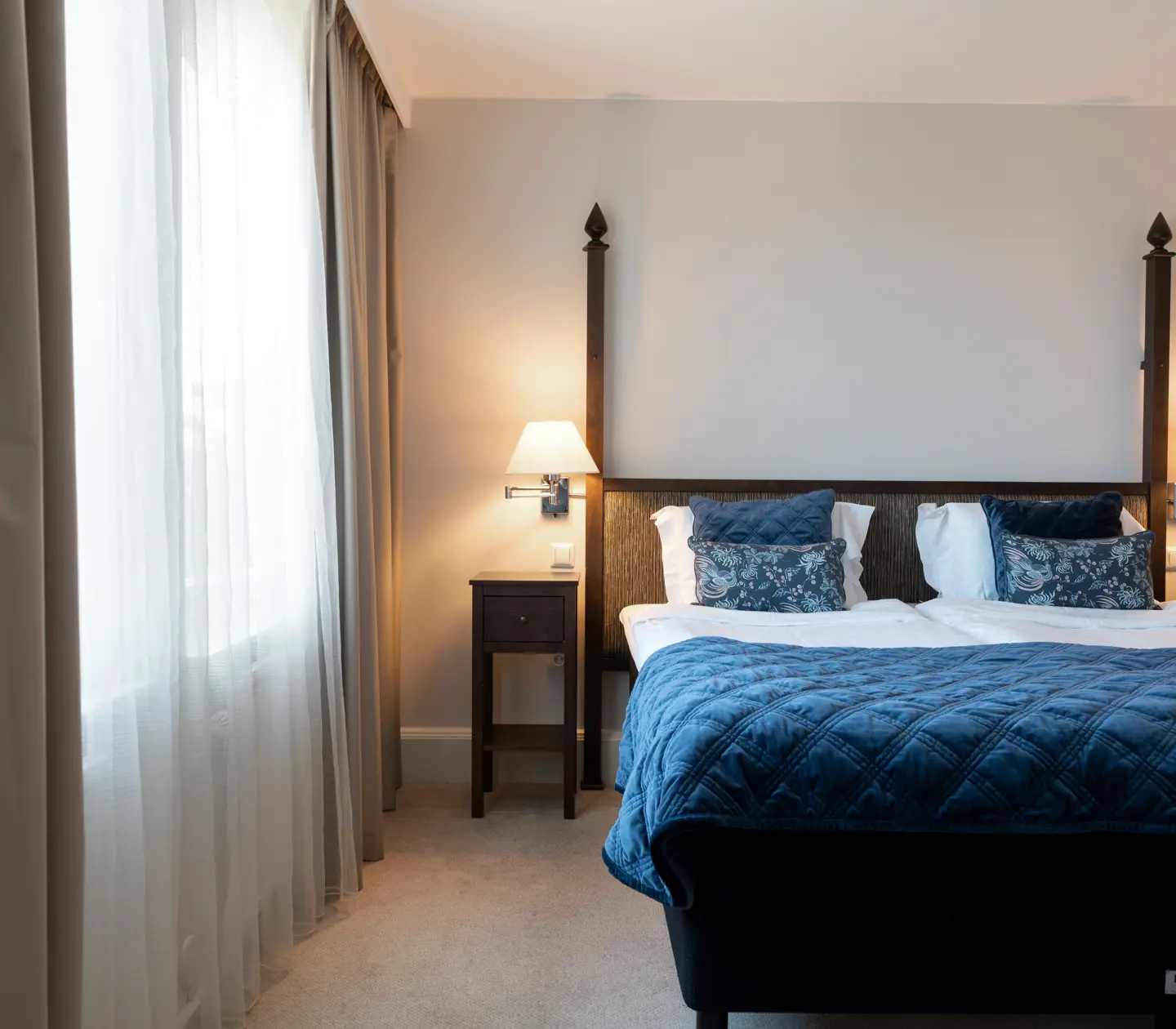 Hotellrum med dubbelsäng