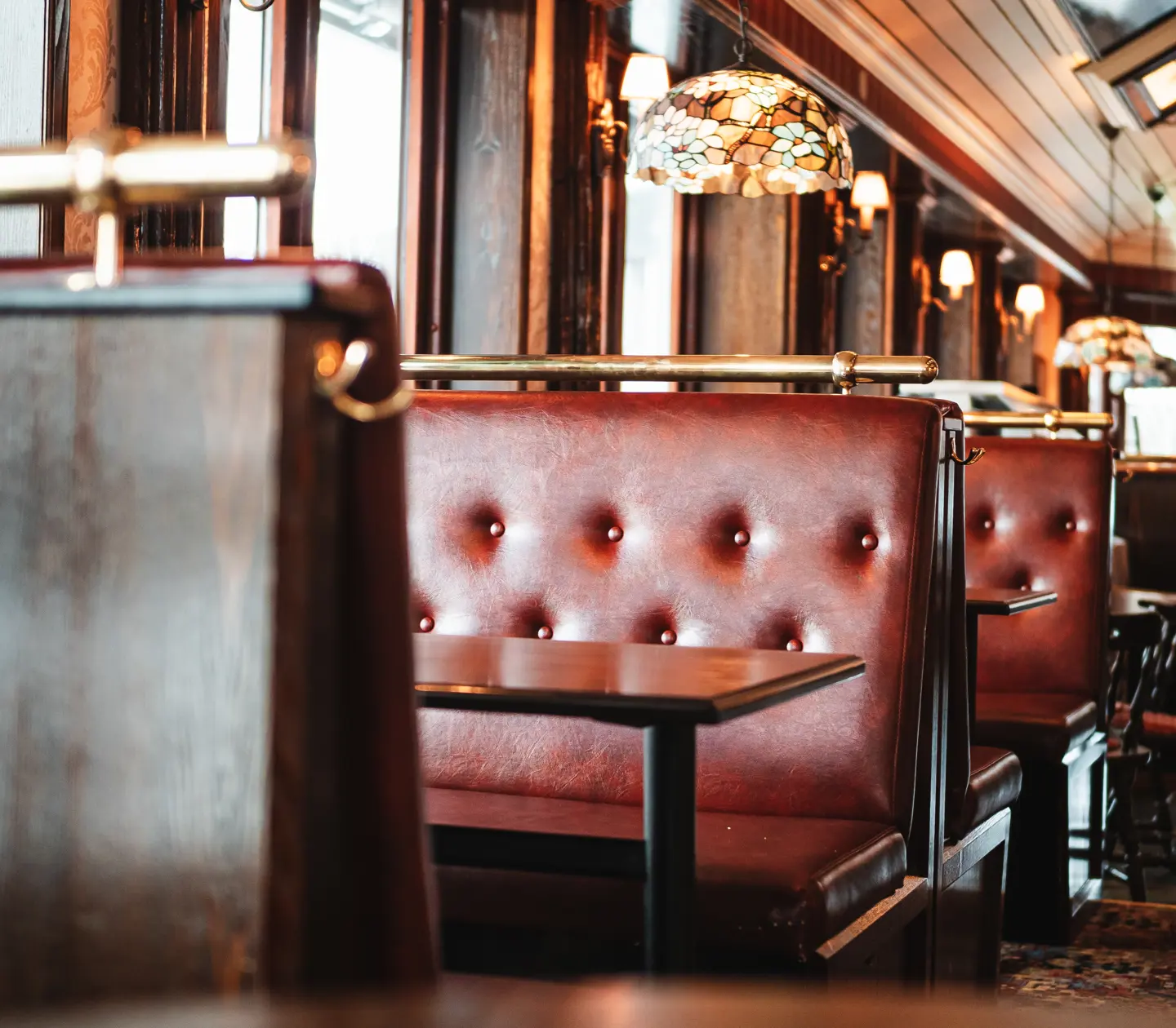 Pubmiljö med sittplatser, fönster och taklampor