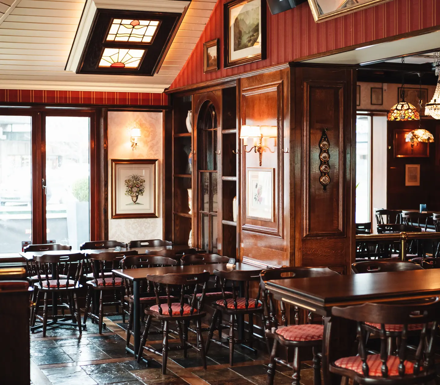 Pubmiljö med sittplatser, fönster och dekorationer