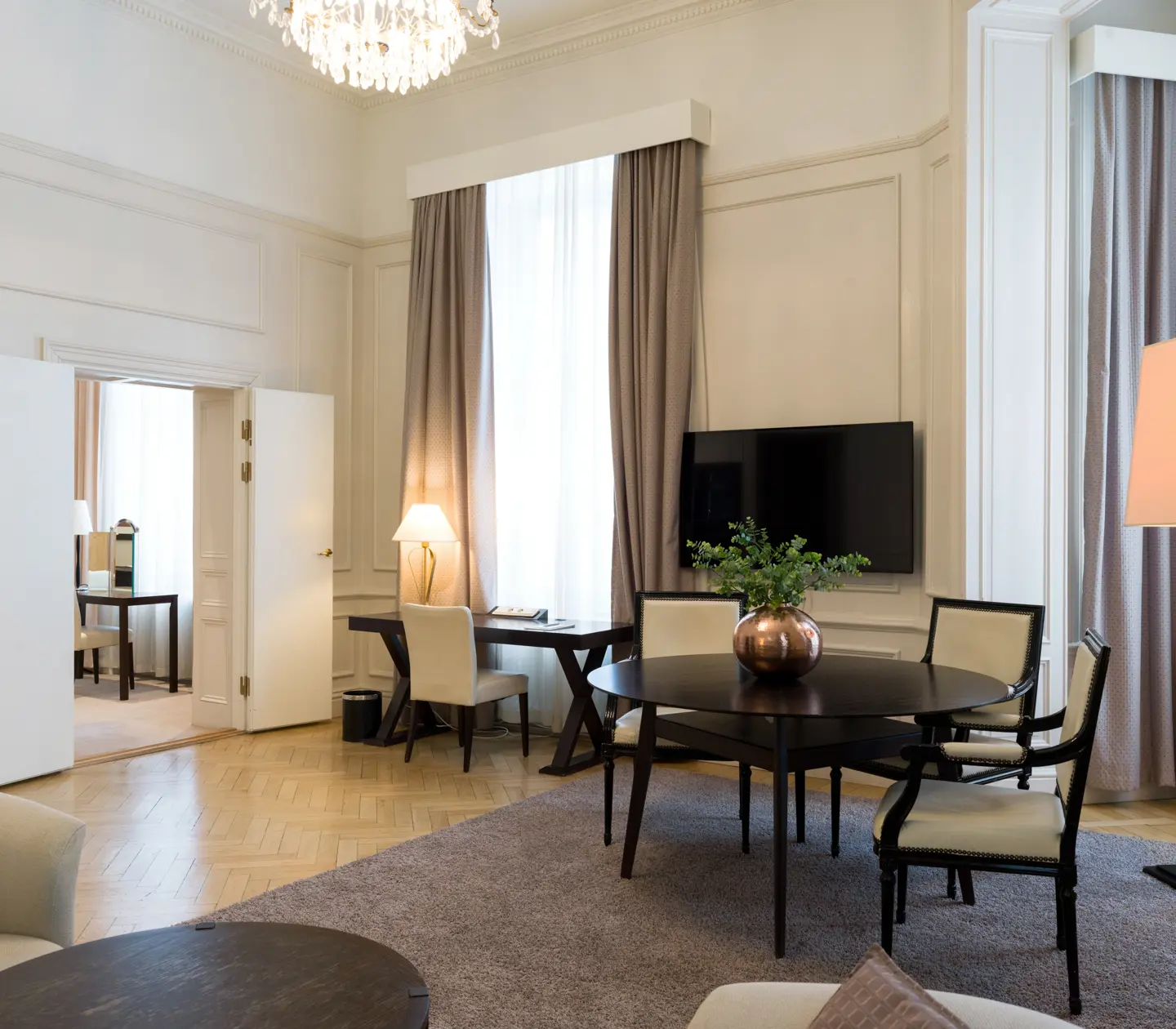Ljus svit med matgrupp, skrivbord och stort fönster