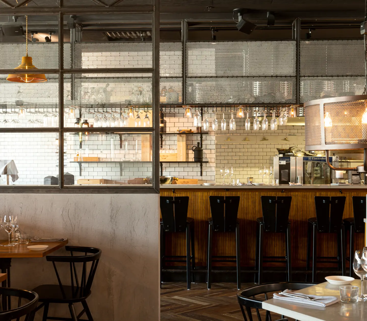 Restaurangmiljö med matgrupper och bar