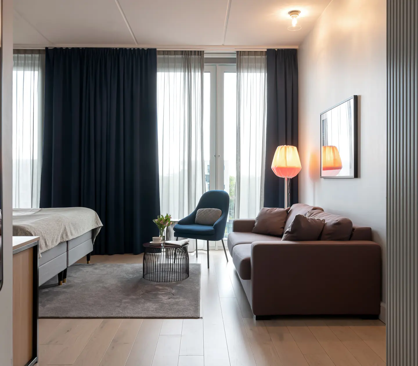 Mysig svit med säng, soffa och stora fönster