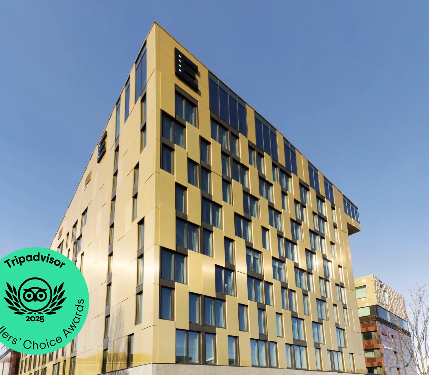 Gula fasaden av Elite Hotel Academia med många fönster