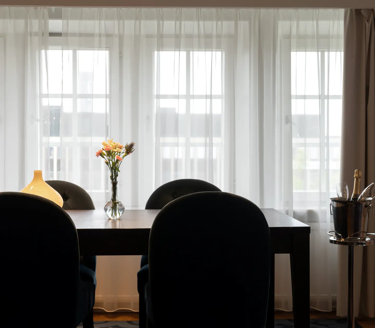 Lyxig svit med matgrupp, champagnehink och fönster