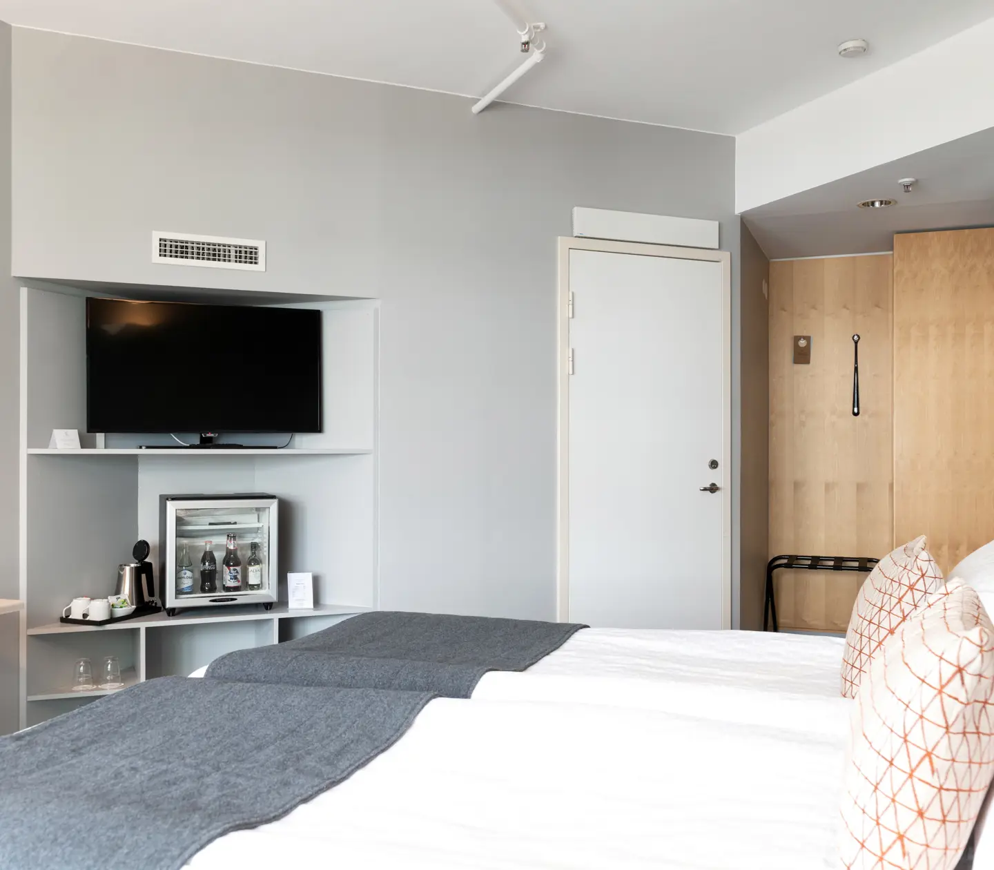 Hotellrum med dubbelsäng och tv