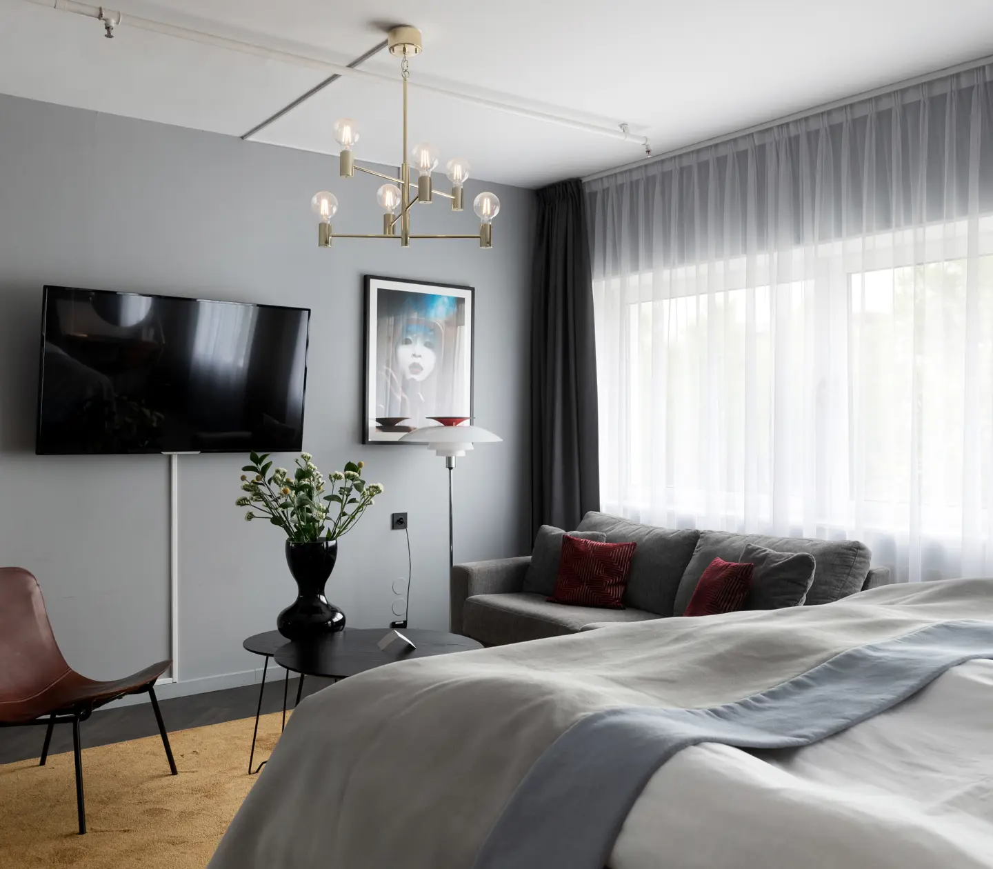 Hotellrum med dubbelsäng, soffa och fönster