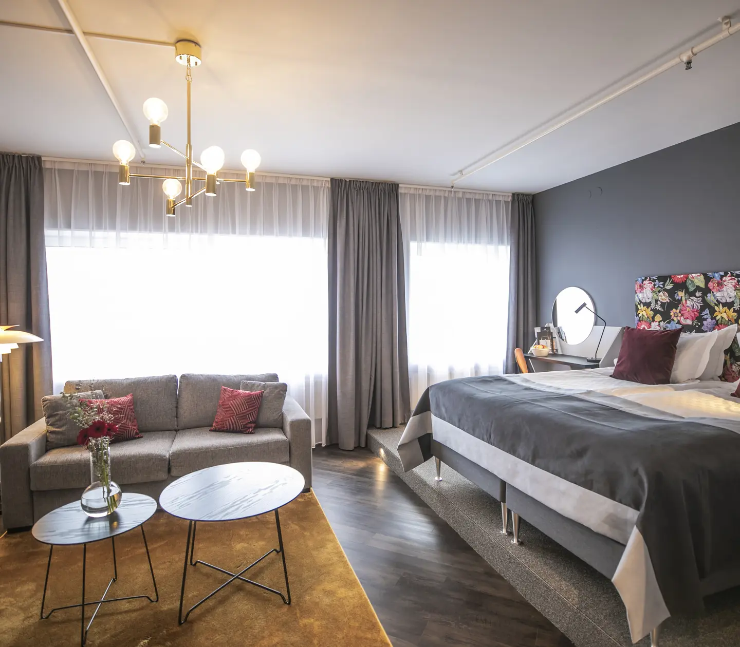 Hotellrum med dubbelsäng, bäddsoffa och fönster