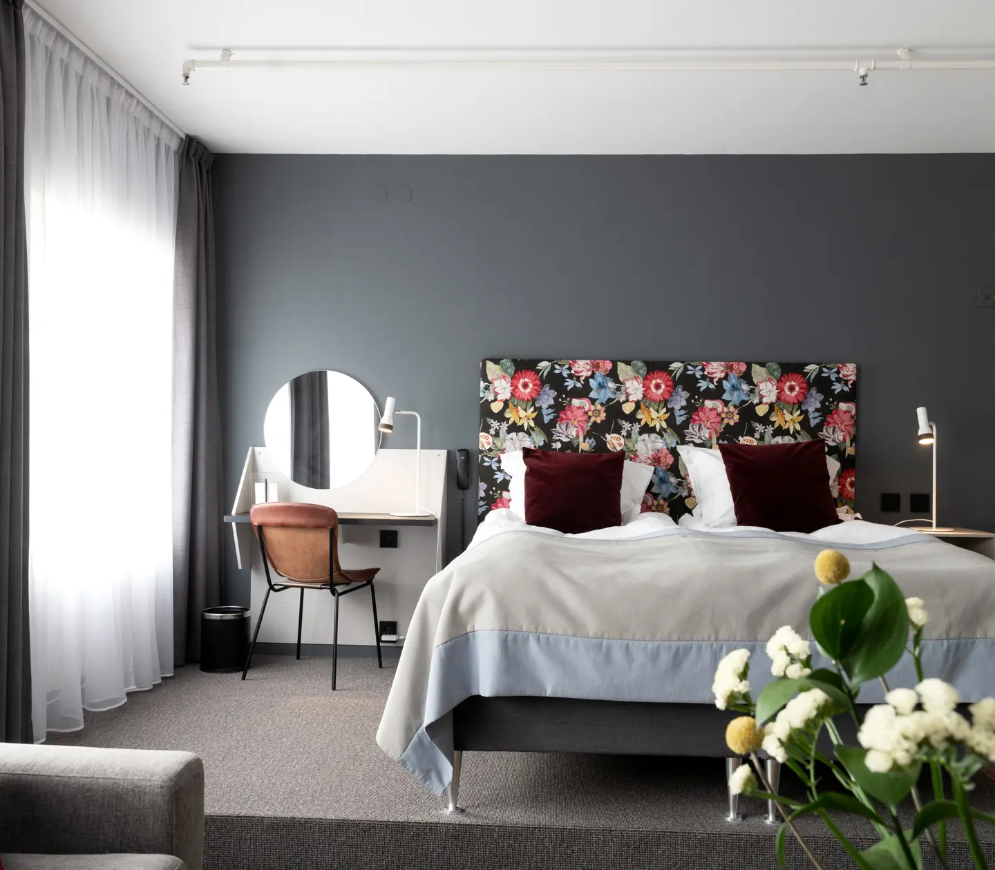 Hotellrum med dubbelsäng och skrivbord