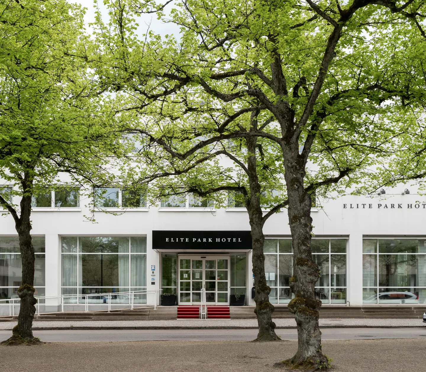 Entrén av Elite Park Hotel med träd utanför