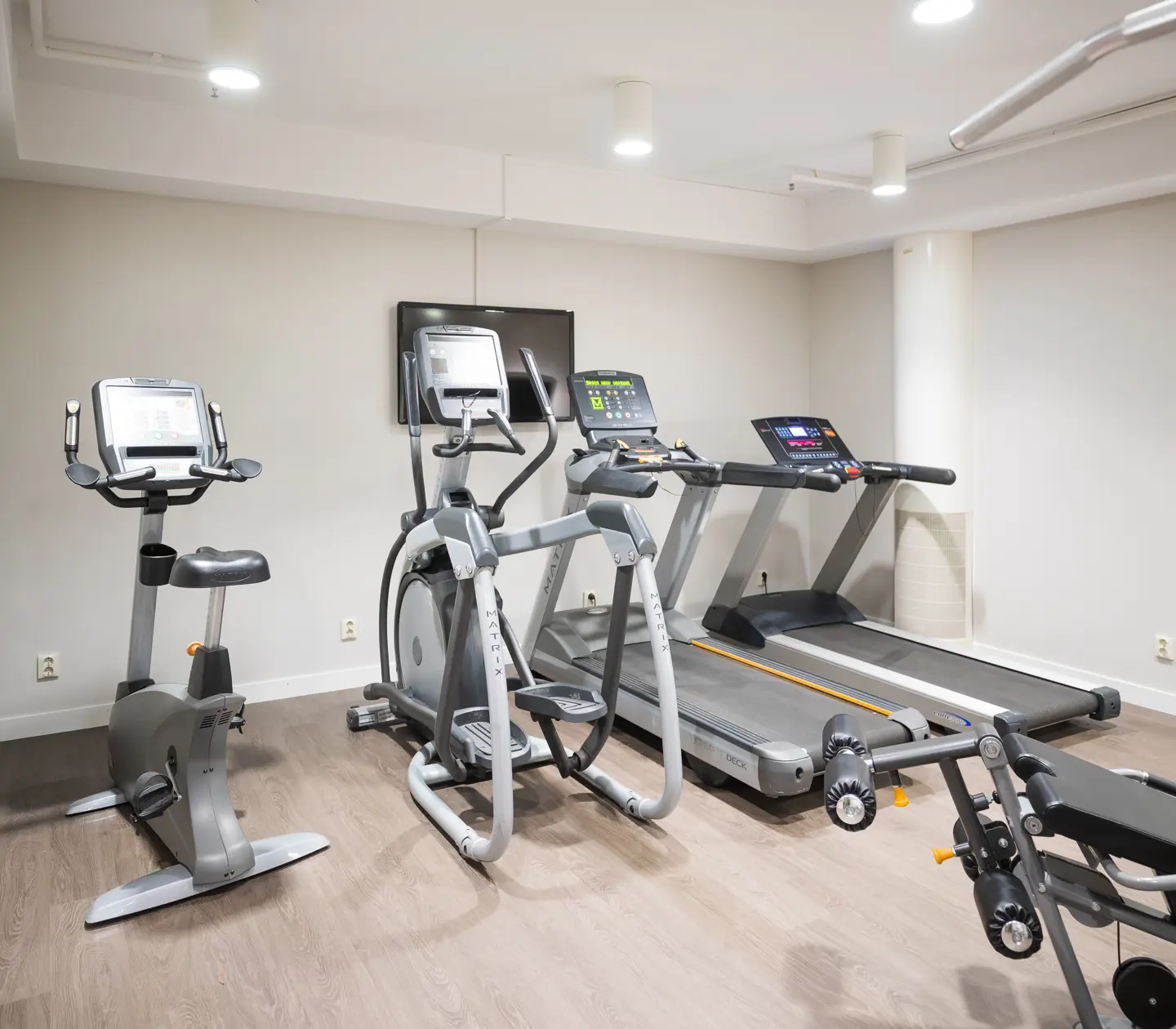 Ljust gym med löpband och träningsmaskiner