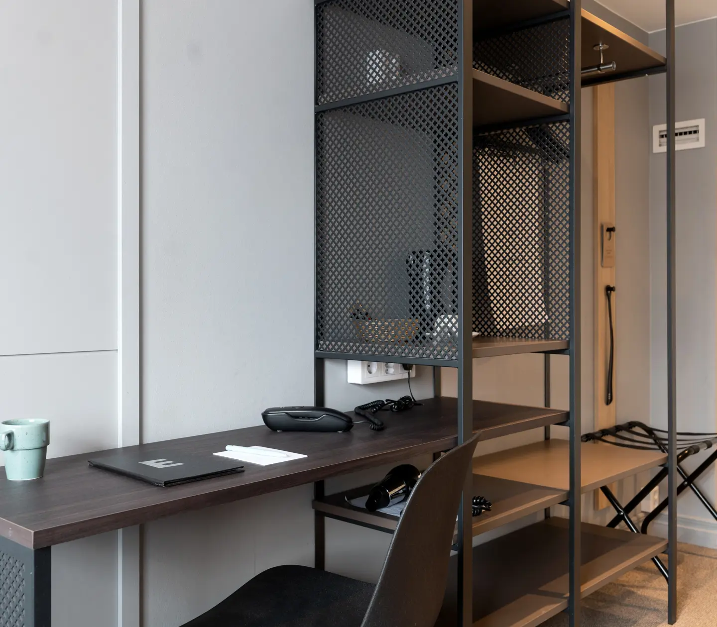 Hotellrum med skrivbord och öppen garderob