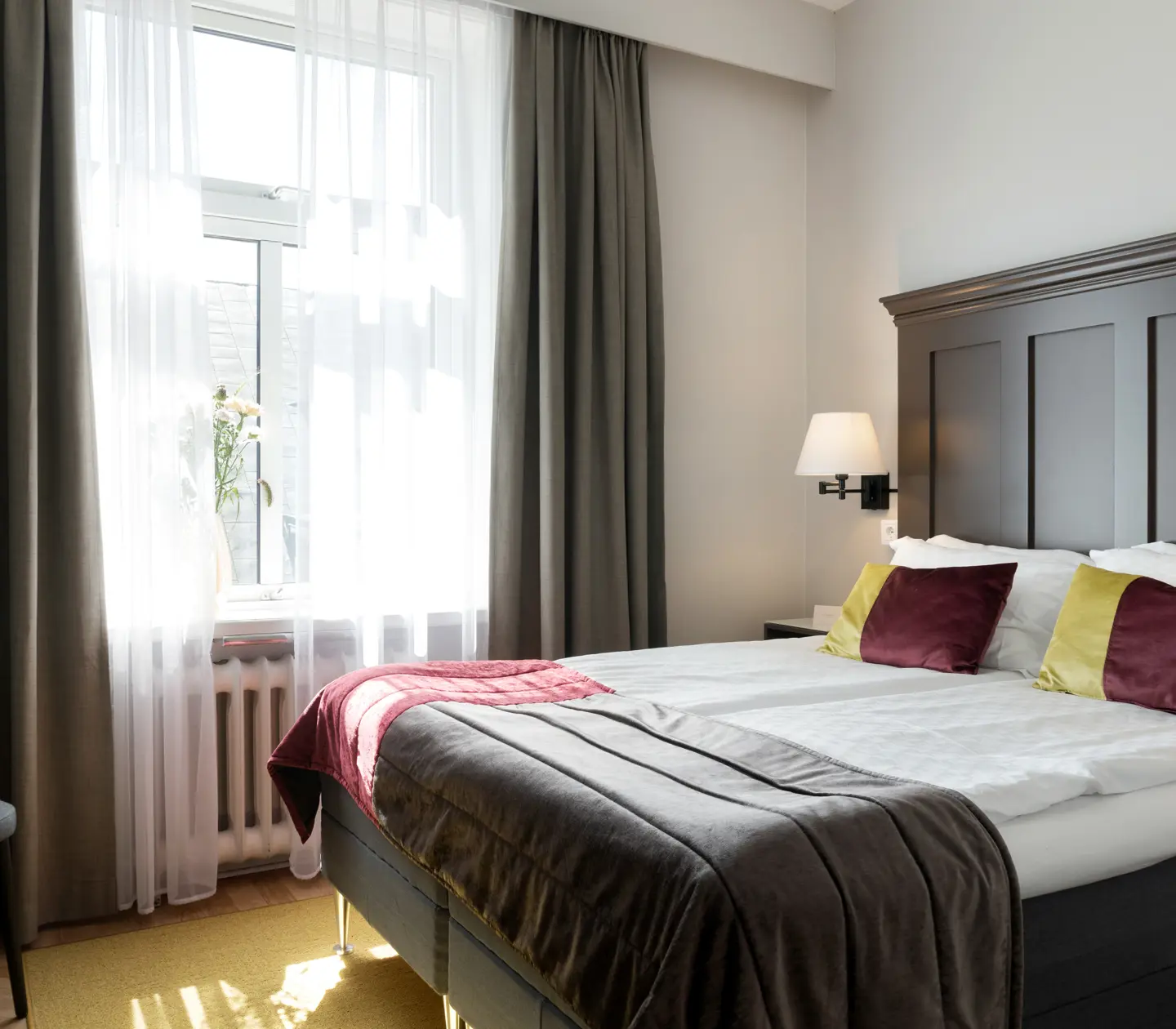 Hotellrum med dubbelsäng och fönster