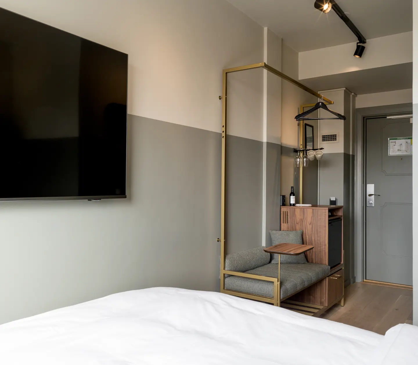 Hotellrum med tv, fåtölj och garderob