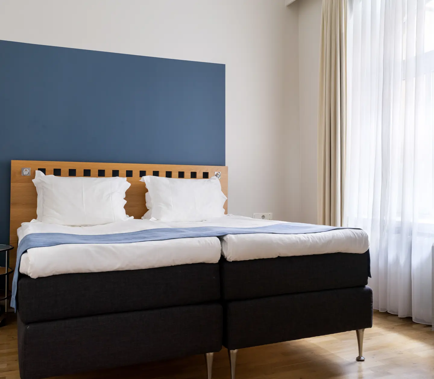 Hotellrum med dubbelsäng och fönster