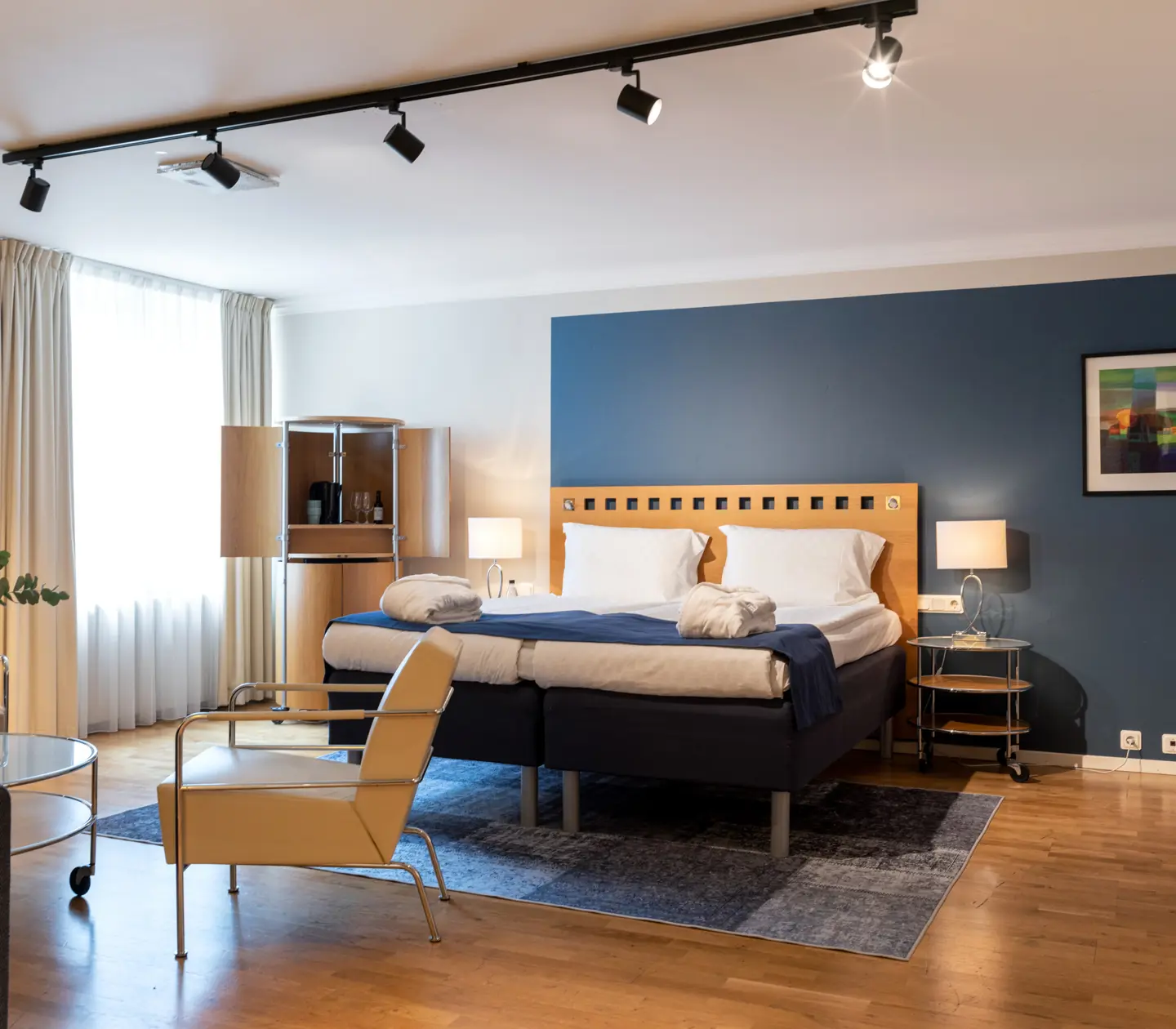 Hotellrum med dubbelsäng, fönster och tv