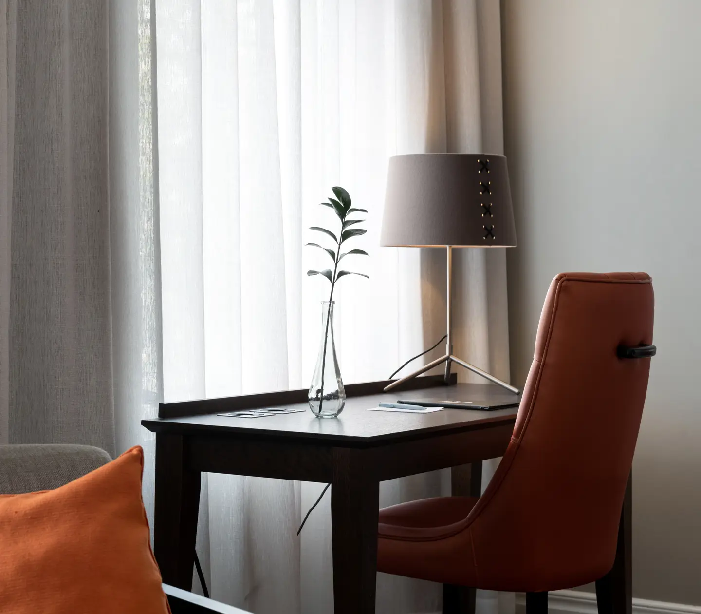 Hotellrum med skrivbord och fönster