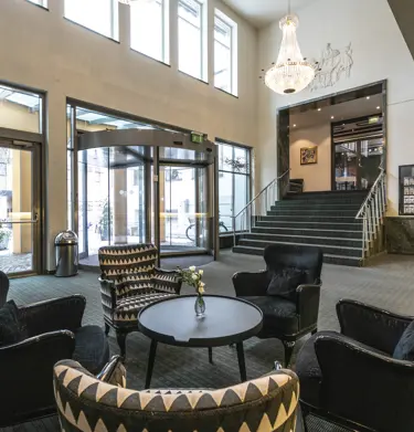 Hotellobby med fåtöljer och trapp
