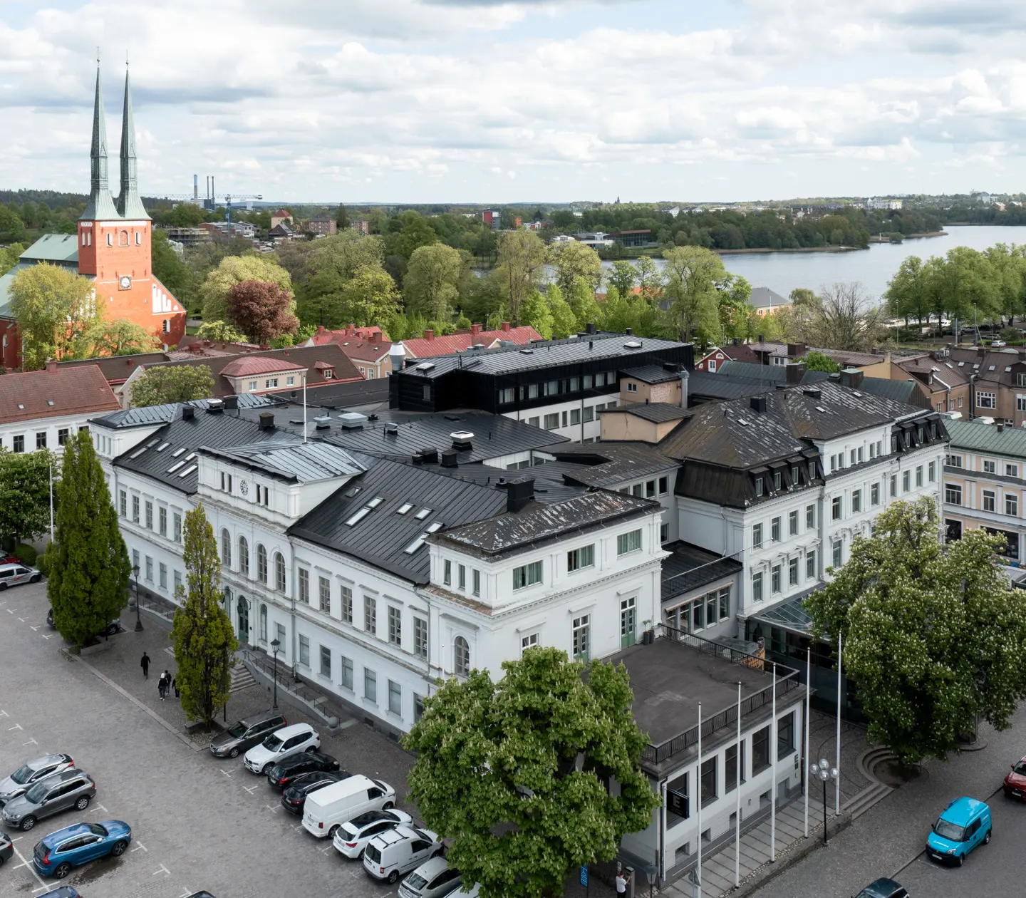 Hotell fotat ovanifrån med vatten i bakgrunden