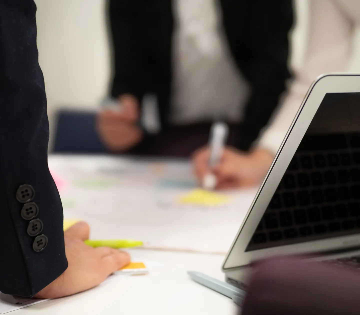Närbild på människor som skriver post it lappar i ett kontor