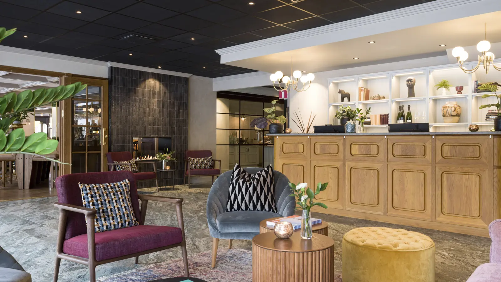 Elegant och inbjudande hotellobby med trendig inredning och bekväma sittplatser i Borlänge, Sverige.