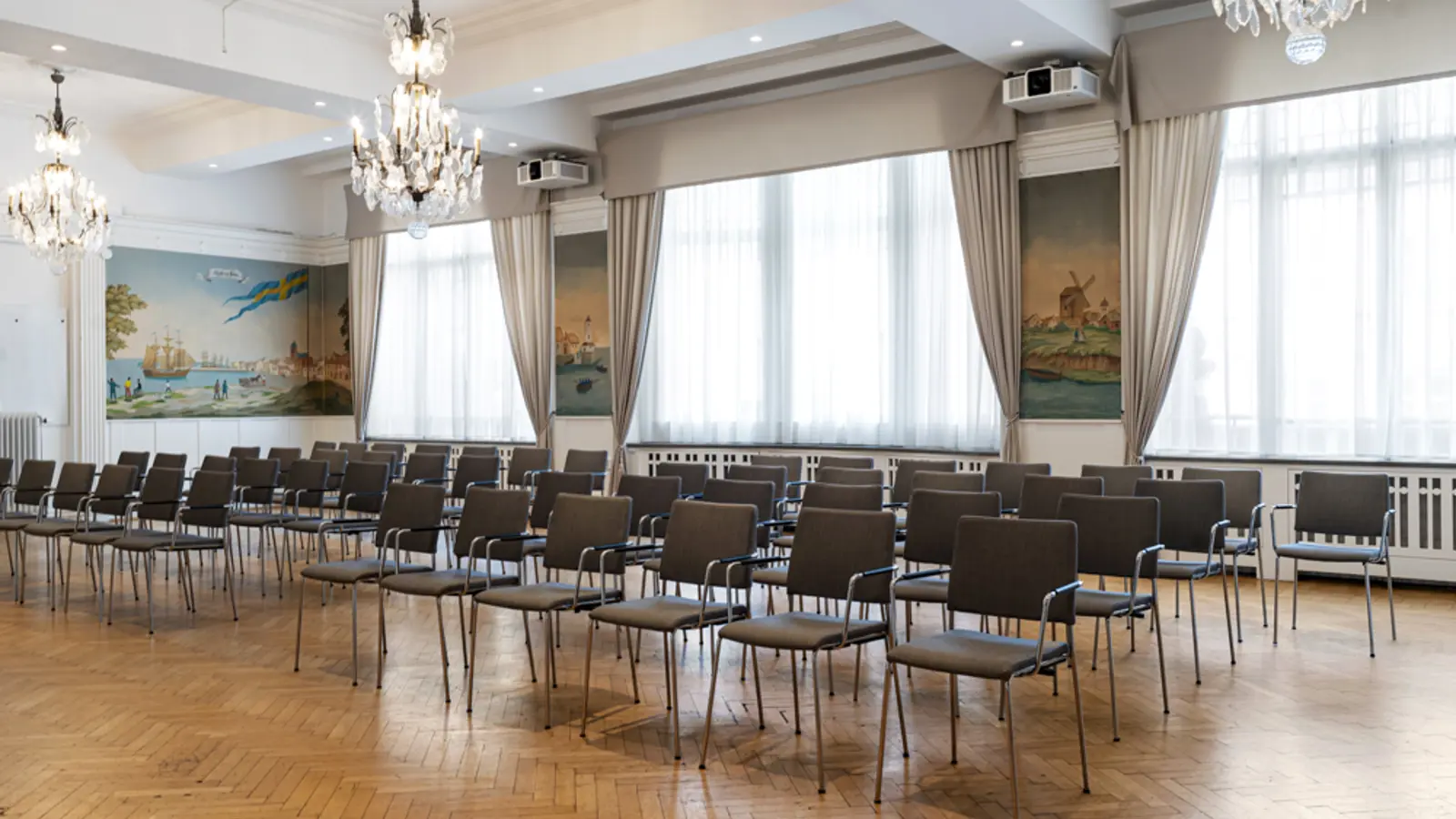 Lyxig hotellobby med schackrutigt golv, elegant golvur, och modern inredning med bekväma sittplatser och stora fönster.