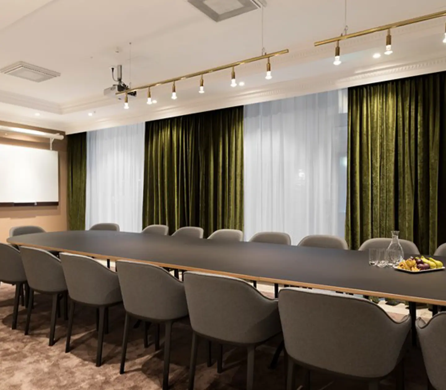 Konferensrum styrelsesittning, grå stolar, gröna gardiner