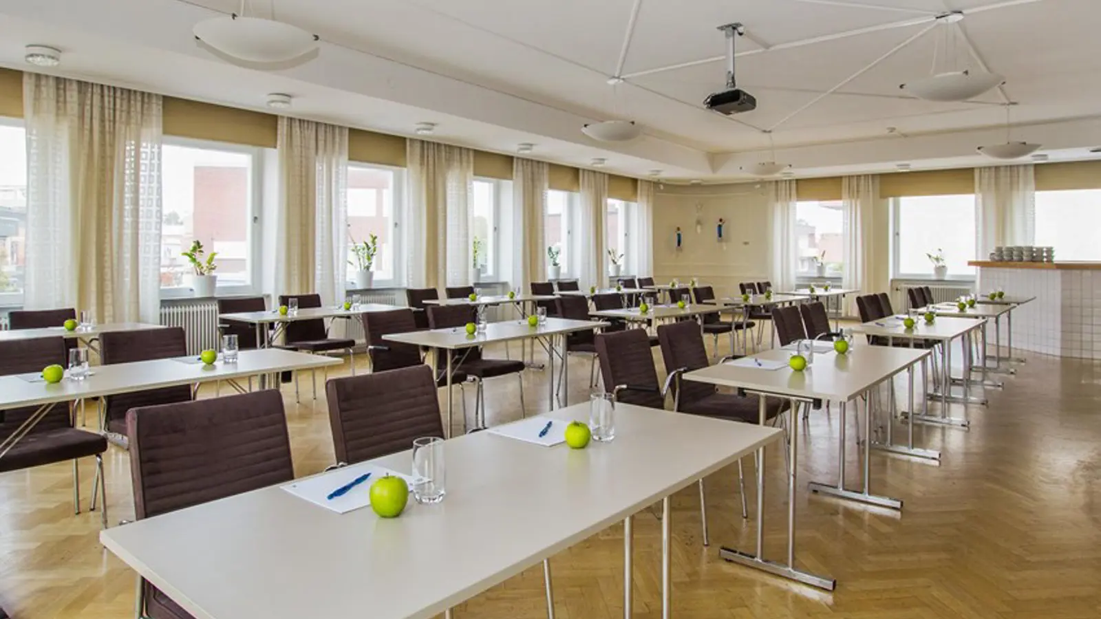 Konferensrum med skolsittning och många fönster
