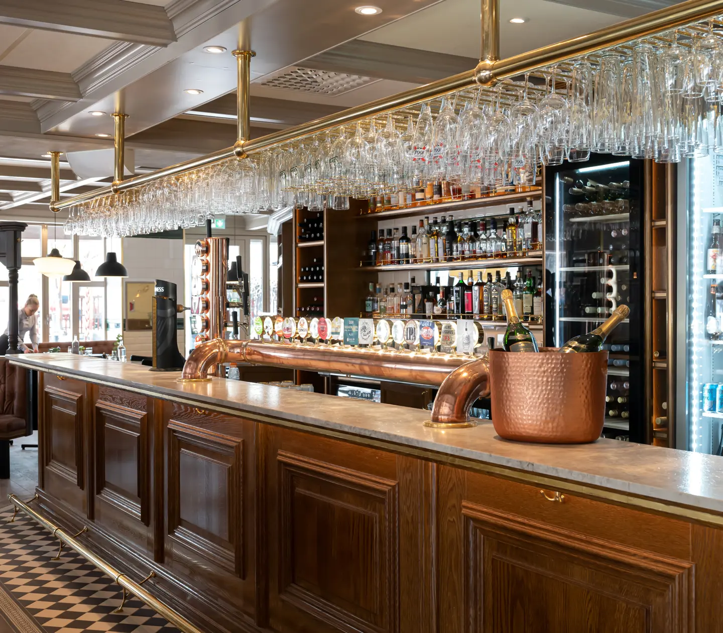 Bar med öltappar och flaskor