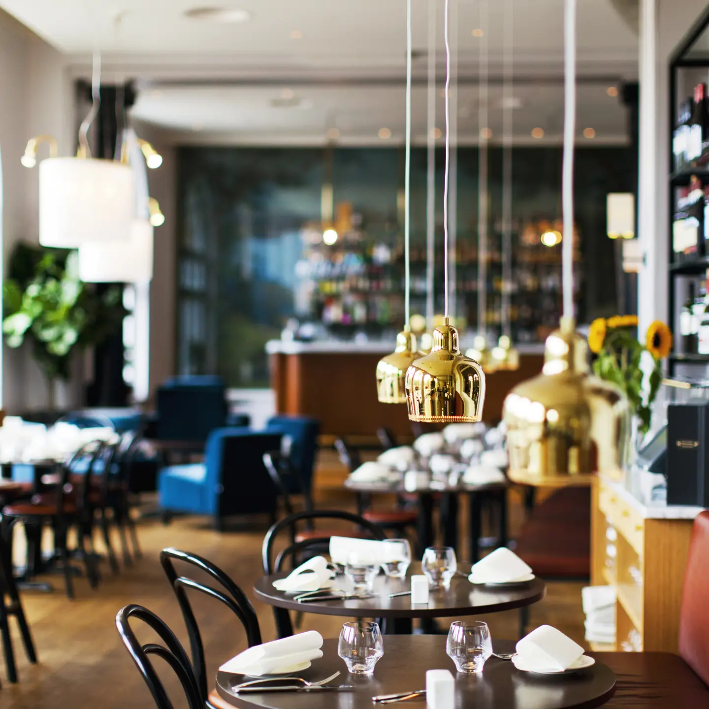 Mysig restaurangmiljö med dukade bord och fina lampor