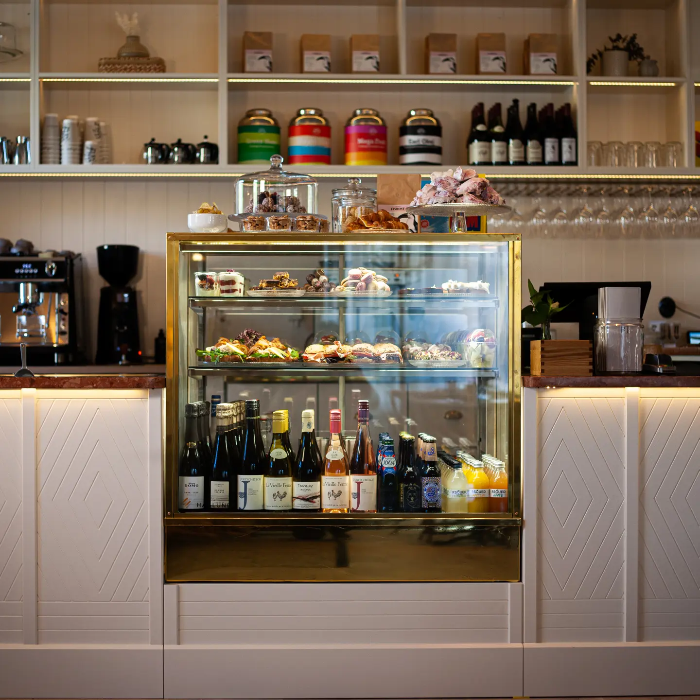 Monter med bakelser och dryck på café