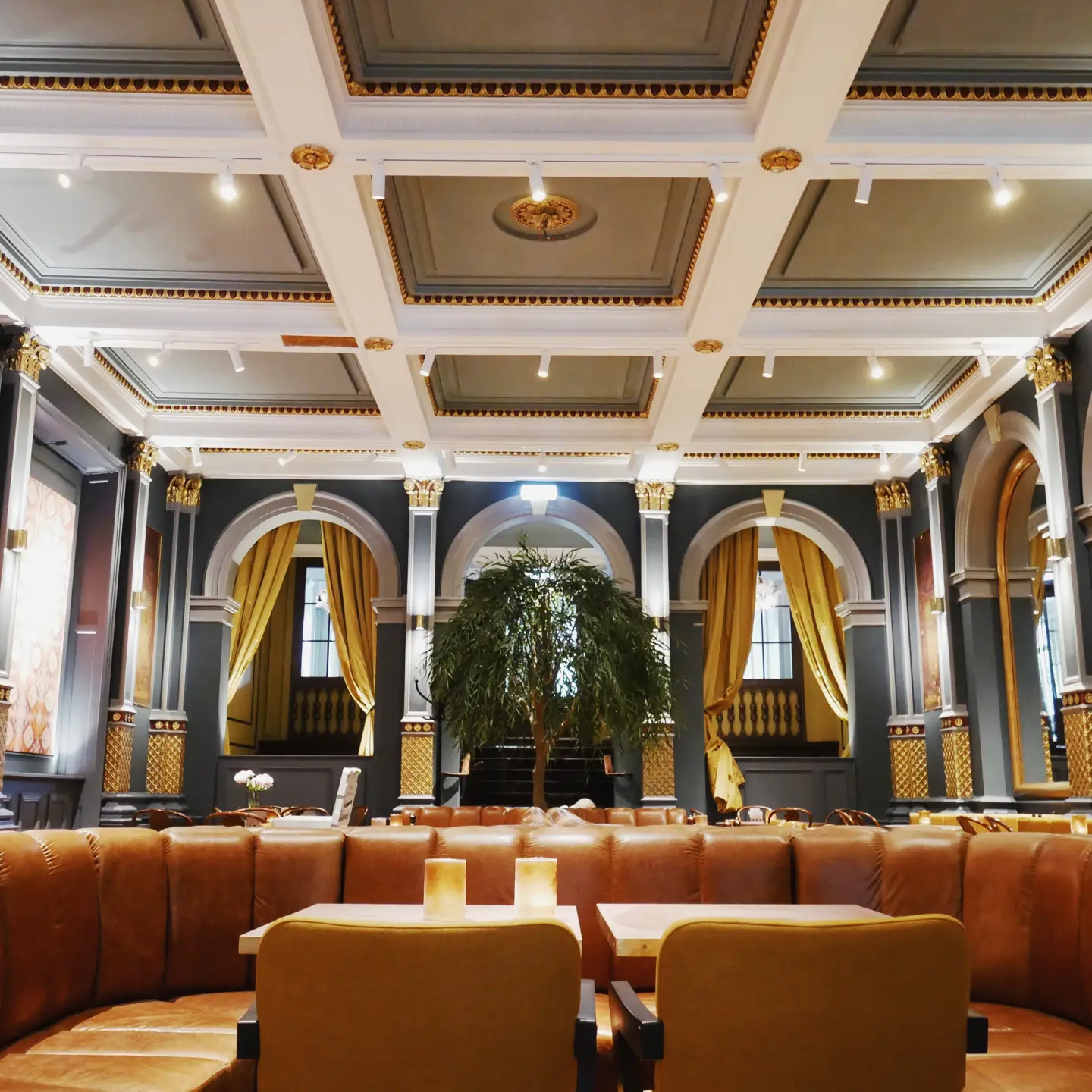 Klassisk restaurang med soffor i bruntläder på At Mollberg i Helsingborg