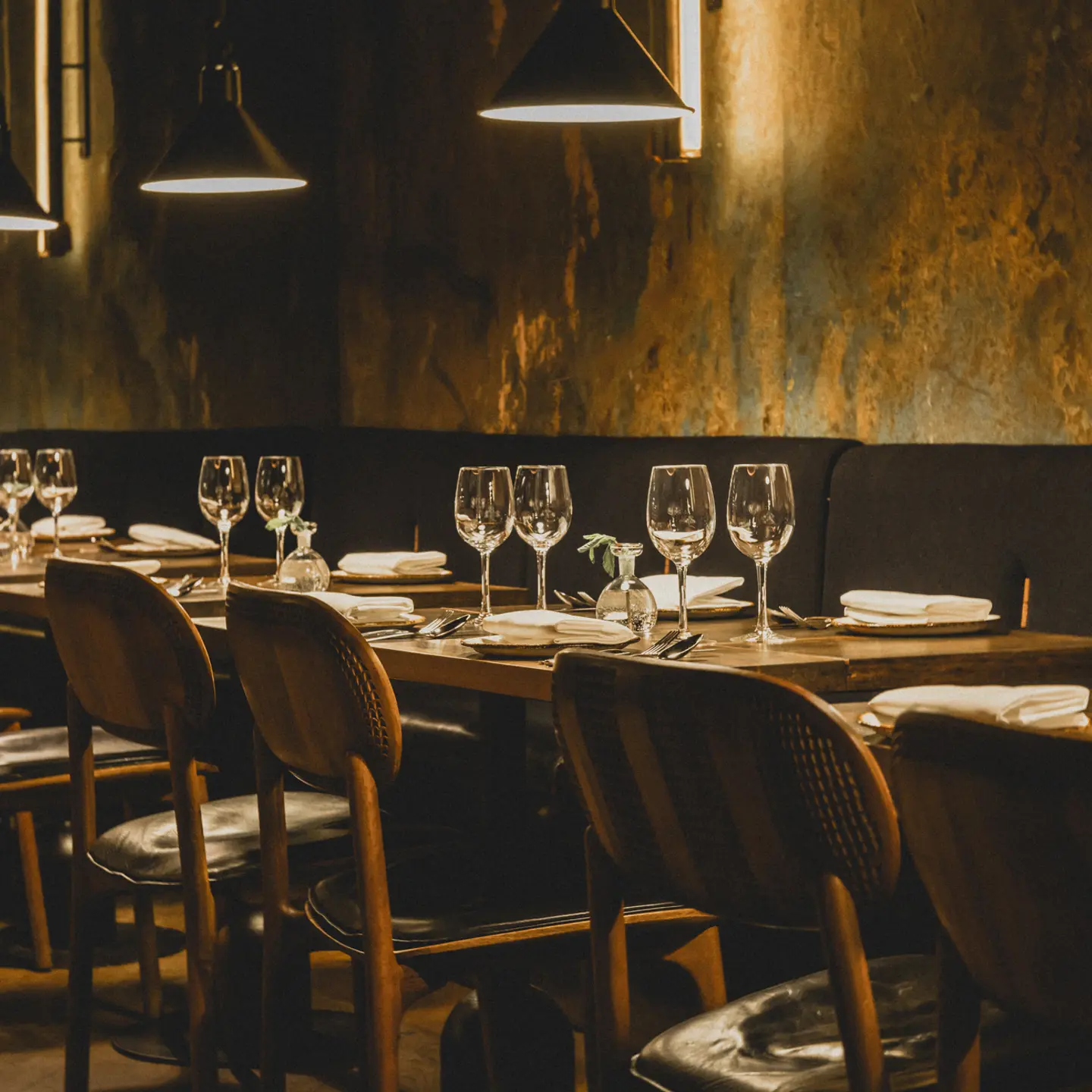 Stolar och bord med dukning på restaurang