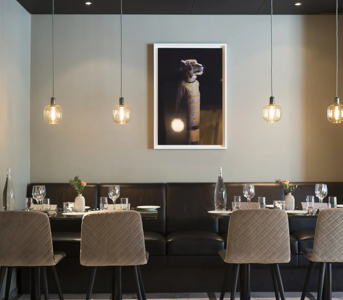 Restaurang med stolar