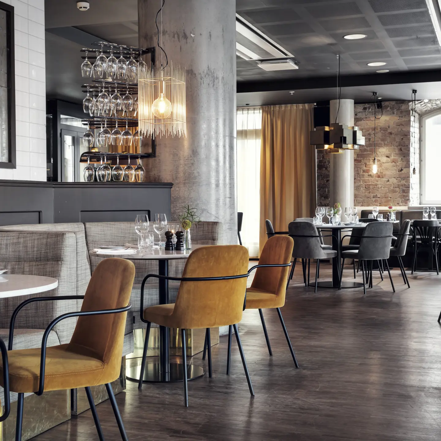 En restaurang med mjuka stolar och runda bord